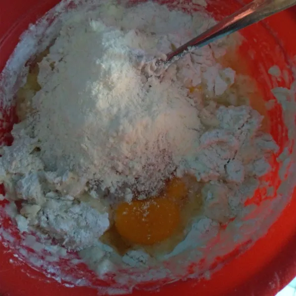 Siapkan bahan adonan donat: tepung terigu, garam, susu bubuk, telur, pelembut donat, ragi dan tambahkan air aduk sampai rata.