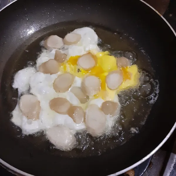 Goreng telur dan irisan lenggang.