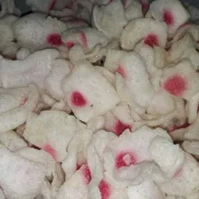 Goreng kerupuk hingga mengembang.