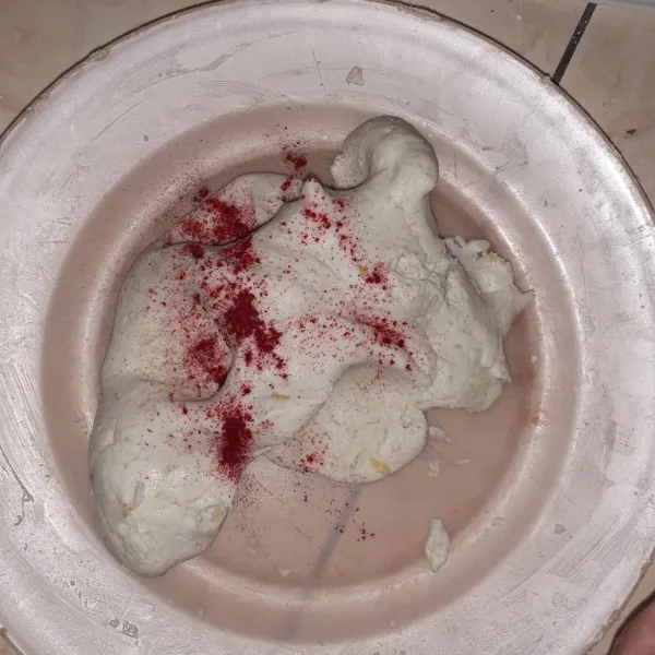 Beri pewarna merah, lalu uleni hingga adonan berwarna.