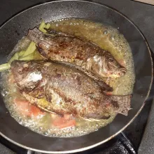 Tambahkan sedikit air dan ikan goreng.