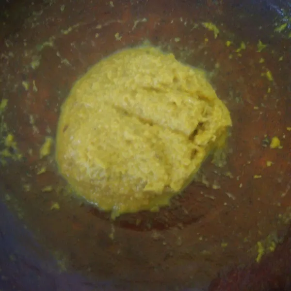 Haluskan bumbu halus.