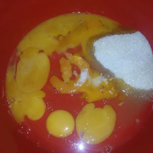 Siapkan baskom besar masukan telur, gula pasir, sp, baking powder. Kocok dengan speed tinggi.