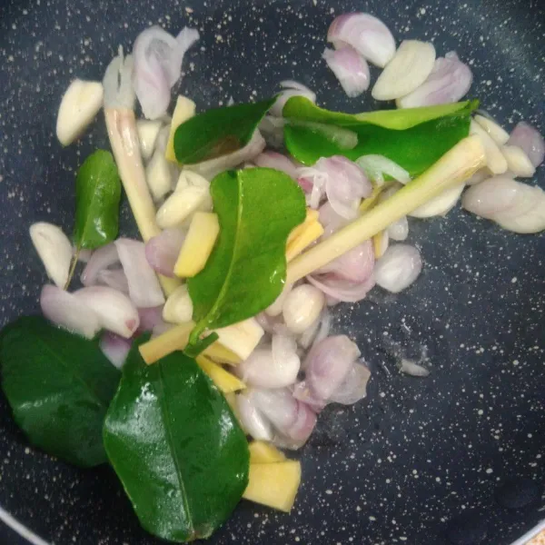 Tumis bumbu halus kecuali tomat, cabai, dan daun bawang hingga harum.