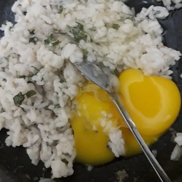 Tambahkan 1 butir telur dan aduk hingga merata.