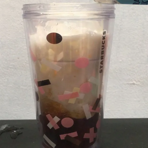Tuang susu full cream ke dalam gelas.