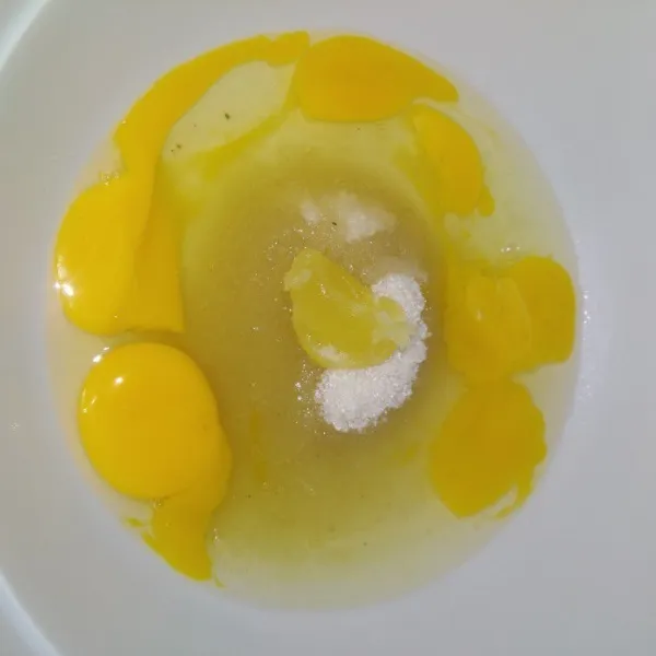 Campur telur, gula pasir, vanila, dan SP kemudian mixer dengan kecepatan tinggi hingga mengembang dan putih.