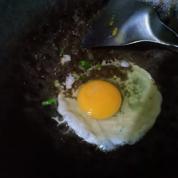Masukkan telur, orak arik hingga matang.