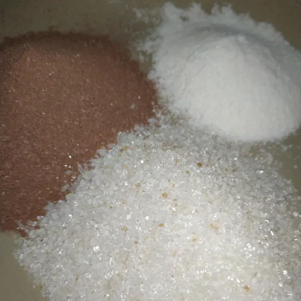 Siapkan bahan puding yaitu agar-agar, gula pasir, dan bubuk cokelat.