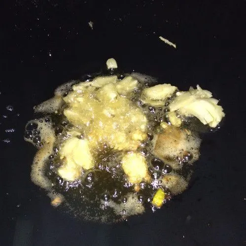 Panaskan minyak tumis, bawang putih sampai harum.