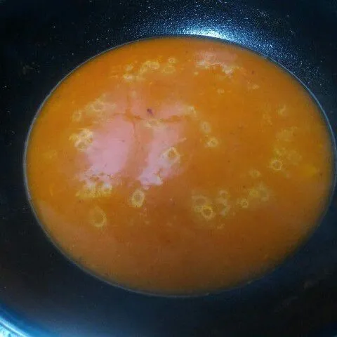 Tuang air kemudian masukkan garam, kaldu bubuk, dan gula, masak hingga mendidih.