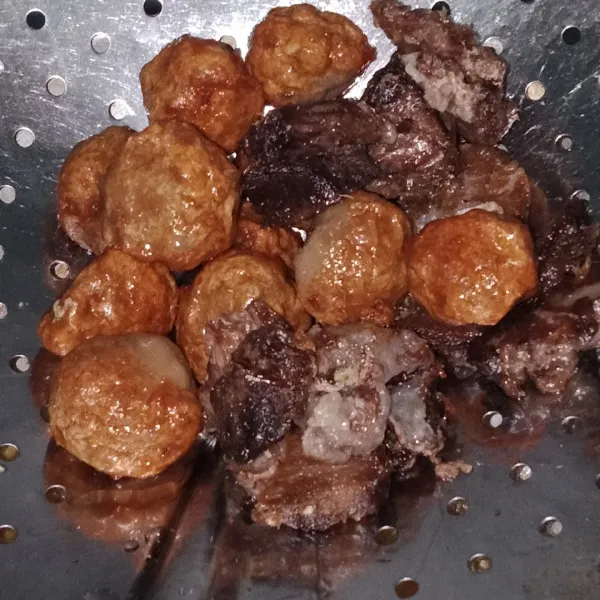 Potong dadu daging, goreng daging, dan bakso sampai kecoklatan.