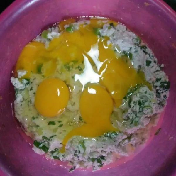 Tambahkan 4 butir telur dan aduk rata.