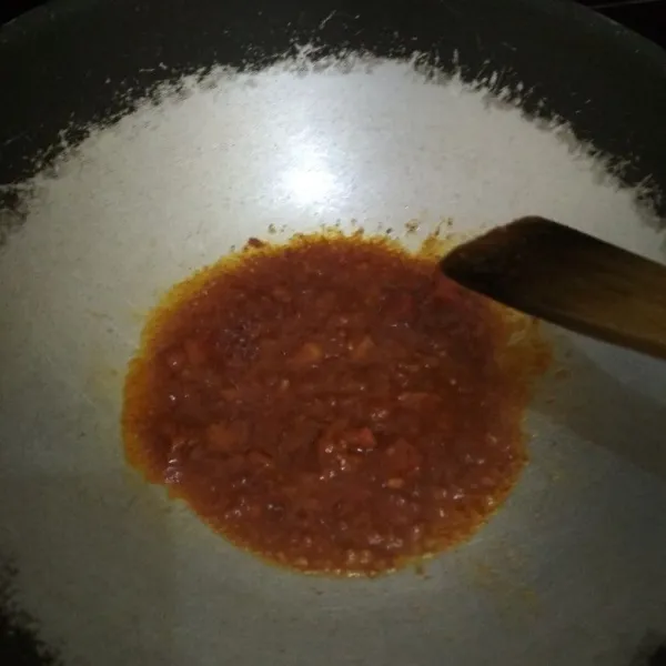 Panaskan minyak di wajan, tumis saus gochujang hingga harum.