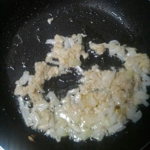 Tumis bawang bombay hingga harum lalu masukkan bumbu halus dan tumis hingga bumbu matang.