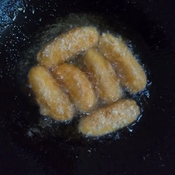 Panaskan minyak goreng, goreng pisang hingga kuning keemasan dan tiriskan.