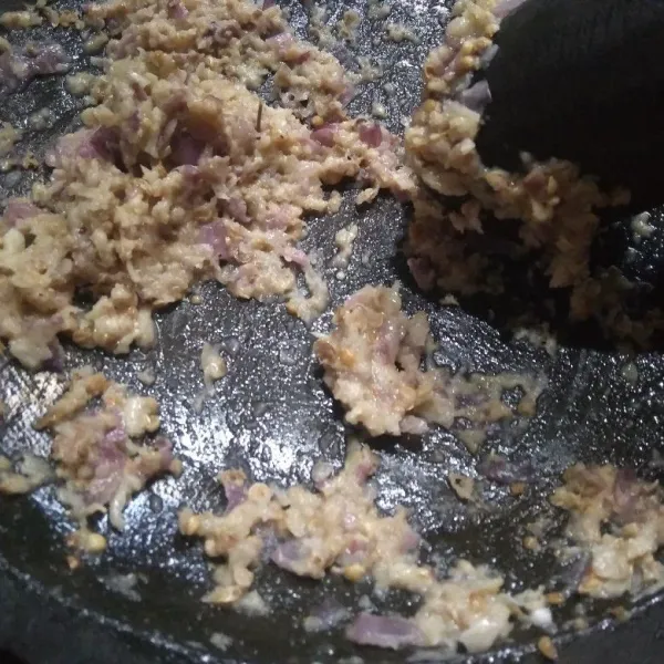 Haluskan bawang merah, bawang putih dan ketumbar.