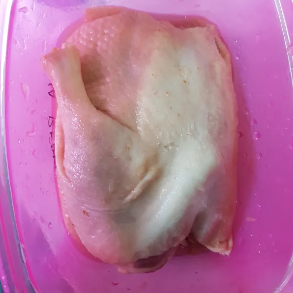 Lumuri hingga rata daging bebek yang sudah dicuci dengan air perasan jeruk nipis. Diamkan daging bebek selama 15 menit kemudian bilas kembali hingga bersih.