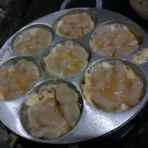 Masukan adonan aci lalu tunggu hingga pinggirannya kecoklatan.