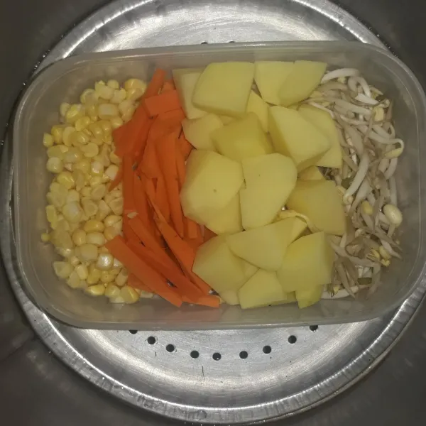 Kukus jagung manis, wortel, kentang, dan kecambah.