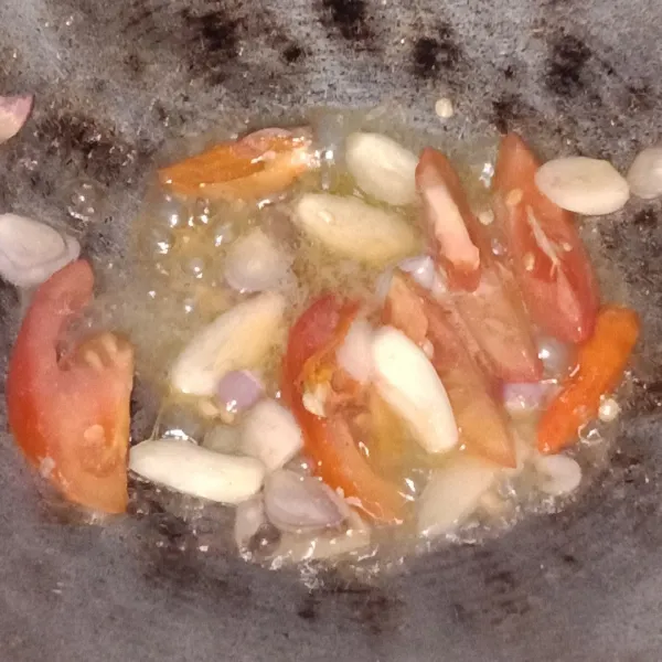Tumis bawang merah, bawang putih, cabai, dan tomat sampai harum.
