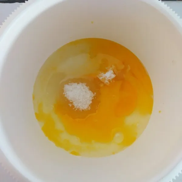 Kocok telur, SP, garam, dan gula pasir dengan mixer kecepatan tinggi selama kurang lebih 15 menit.