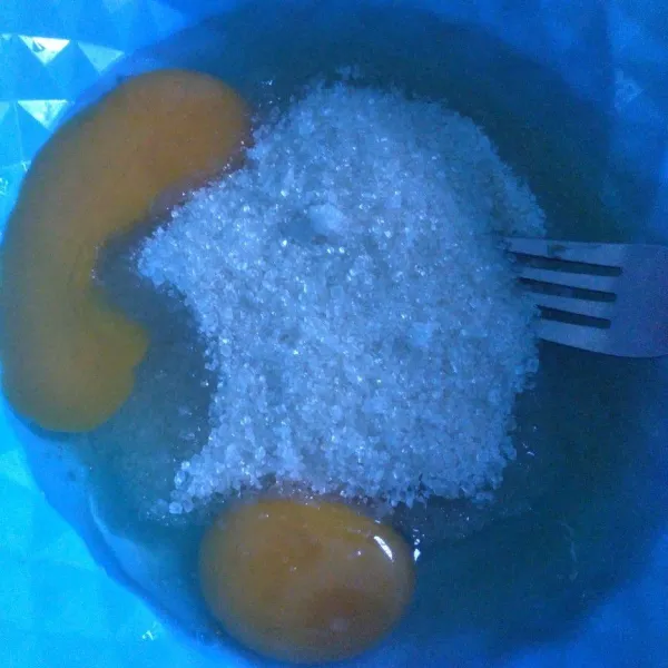 Campur gula dan telur kocok sampai telur halus.
