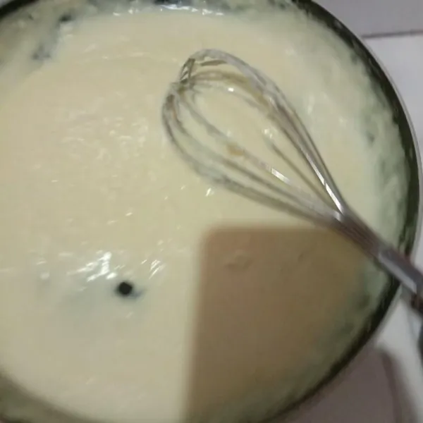 Masukkan keju parut, garam, dan merica, aduk lagi, masak hingga saus meletup-letup.