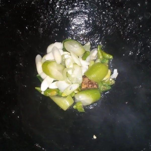 Tumis bahan yang sudah dipotong kecil-kecil.