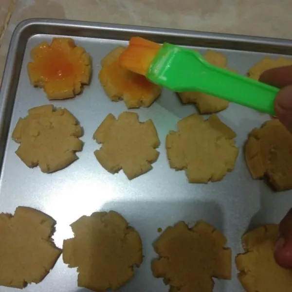 Oles dengan olesan kuning telur.