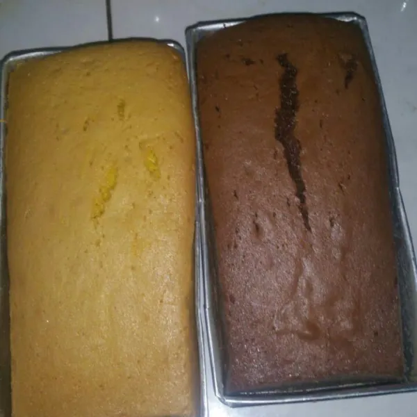 Keluarkan roti dari oven, diamkan kira-kira 5 menit keluarkan roti dari cetakan, biarkan dingin.