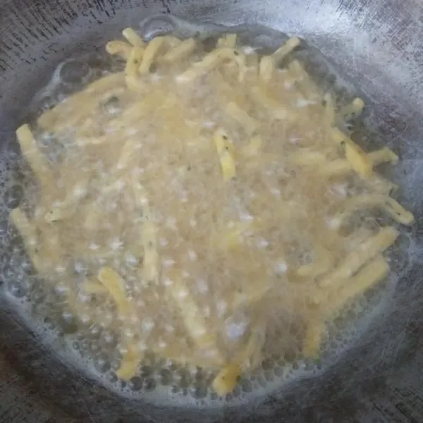 Goreng dalam minyak panas dengan api sedang cenderung kecil sambil sesekali diaduk sampai matang merata.