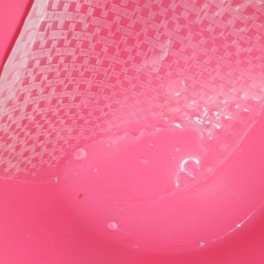 Ambil 1 lembar paper rice dan rendam dalam air hangat kurang lebih 5 detik hingga lemas.