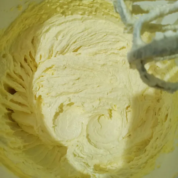Kocok butter, gula pasir, dan margarin sampai pucat, tambahkan kuning telur, kocok rata.