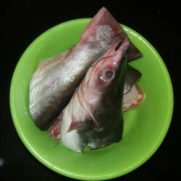 Potong ikan sesuai selera, lalu cuci bersih.