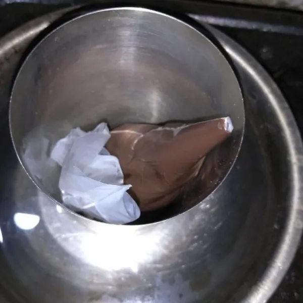 Lelehkan dark coklat.