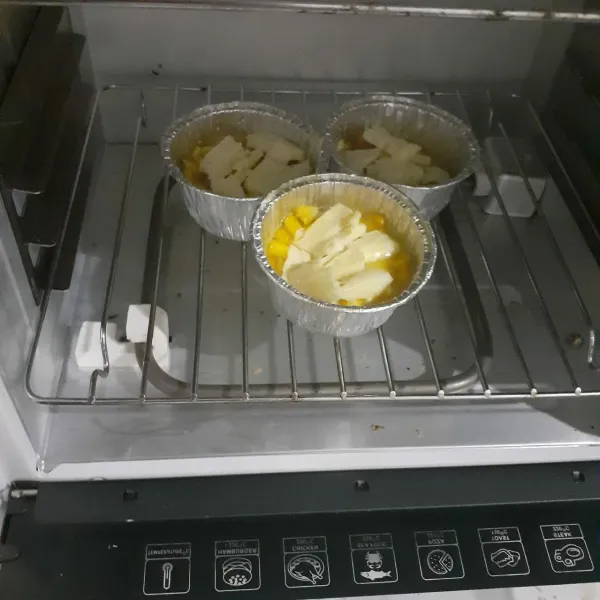 Panggang selama 15 menit dalam suhu 100 derajat celcius. Sajikan makaroni telur panggang setelah matang.