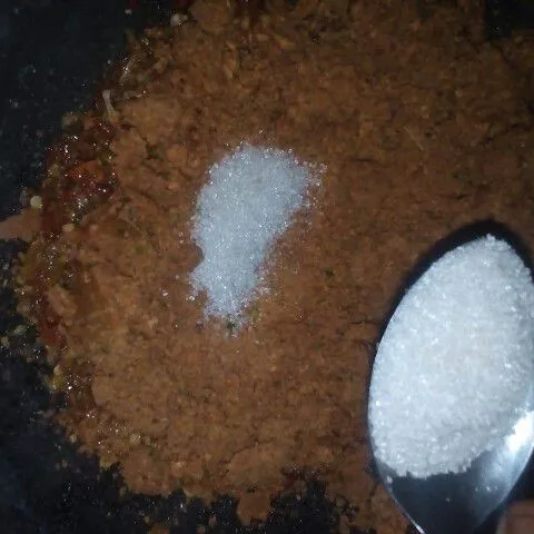 Tambahkan 2 sdt garam dan 1 sdm gula lalu ratakan.