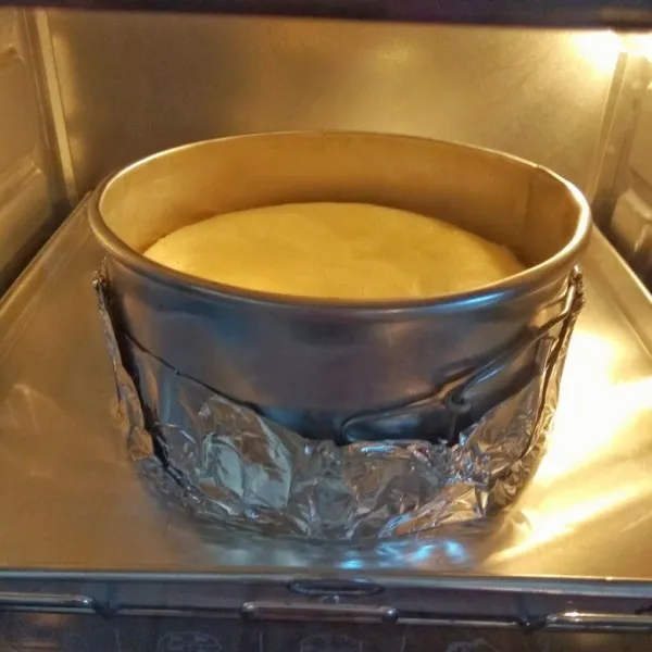 Siapkan loyang, beri alas baking paper, baking menggunakan teknik Au Bain Marie. Panaskan oven dulu 120°C selama 10 menit. Panggang adonan selama: 120°C - 20 menit, 150°C - 20 menit, 110°C - 30 menit, 180°C - 5 menit.