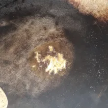 Panaskan minyak, tumis bawang bombay hingga harum.