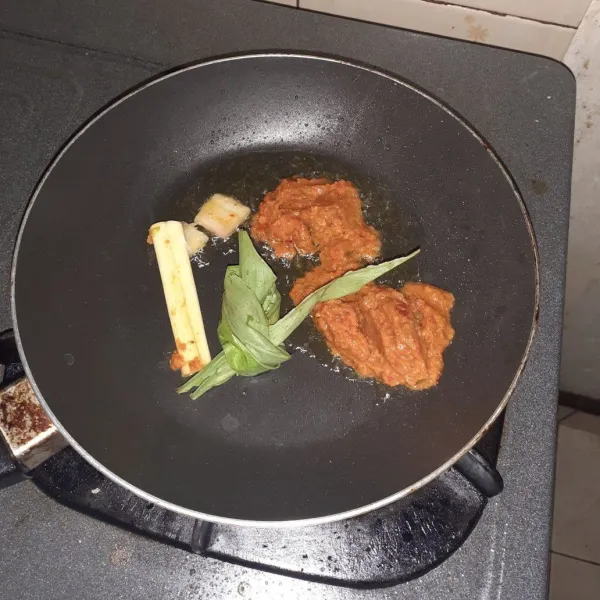 Masukkan lengkuas, sereh, dan daun kunyit.