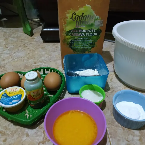 Siapkan bahan-bahan yang akan diolah.