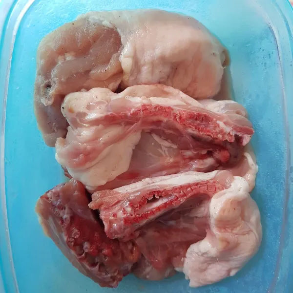Cuci bersih daging ayam kemudian tambahkan secukupnya garam dan merica bubuk. Aduk rata dan diamkan selama 15 menit.