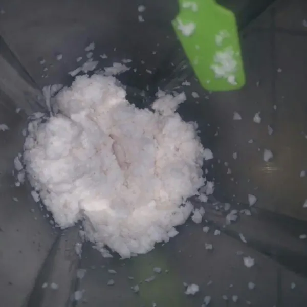 Blender kelapa parut, pilih kelapa yang agak muda.