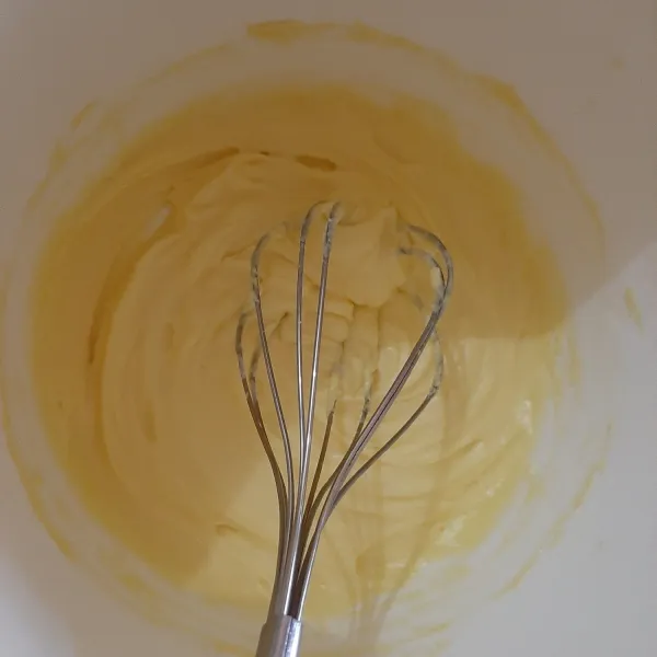 Kocok gula dan butter hingga bertekstur creamy.