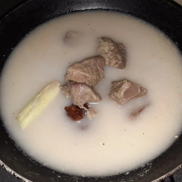 Masukkan daging, gula, dan garam. Aduk rata dan tunggu hingga daging empuk dan kuah mengering.