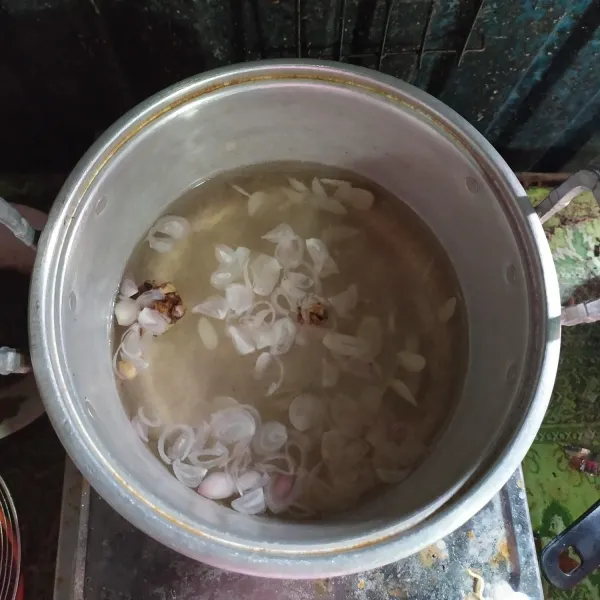 Panaskan air dalam panci, lalu masukkan irisan bawang putih dan bawang merah beserta kunci, tunggu sampai mendidih.