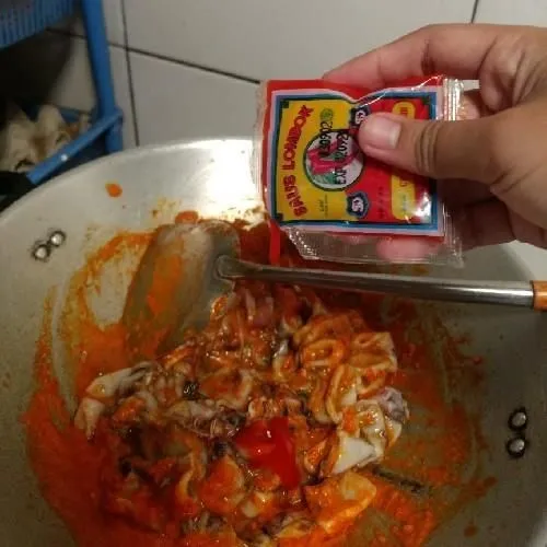 Masukkan saus tomatnya.