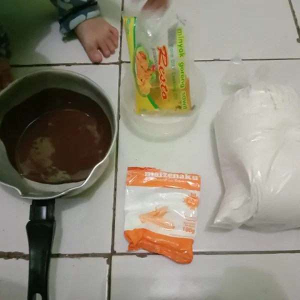 Siapkan DCC yang sudah di tim dengan tepung terigu, tepung maizena, dan minyak.