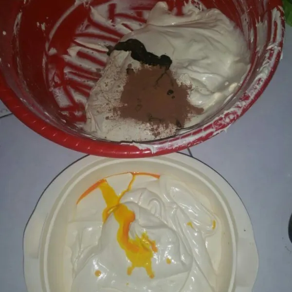 Bagi menjadi dua adonan,untuk adonan pertama tambahkan coklat bubuk dan pasta coklat. Adonan ke 2 tambahkan pewarna makanan warna kuning. koKcok masing-masing adonan dengan speed rendah sampai tercampur rata.